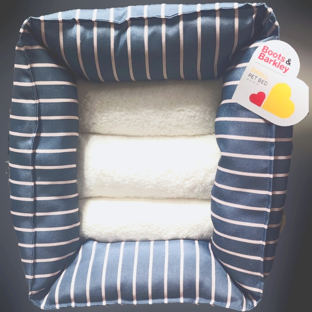 Boots & Barkley Small Pet Bed up to 25lbs loving your pet from head to tail